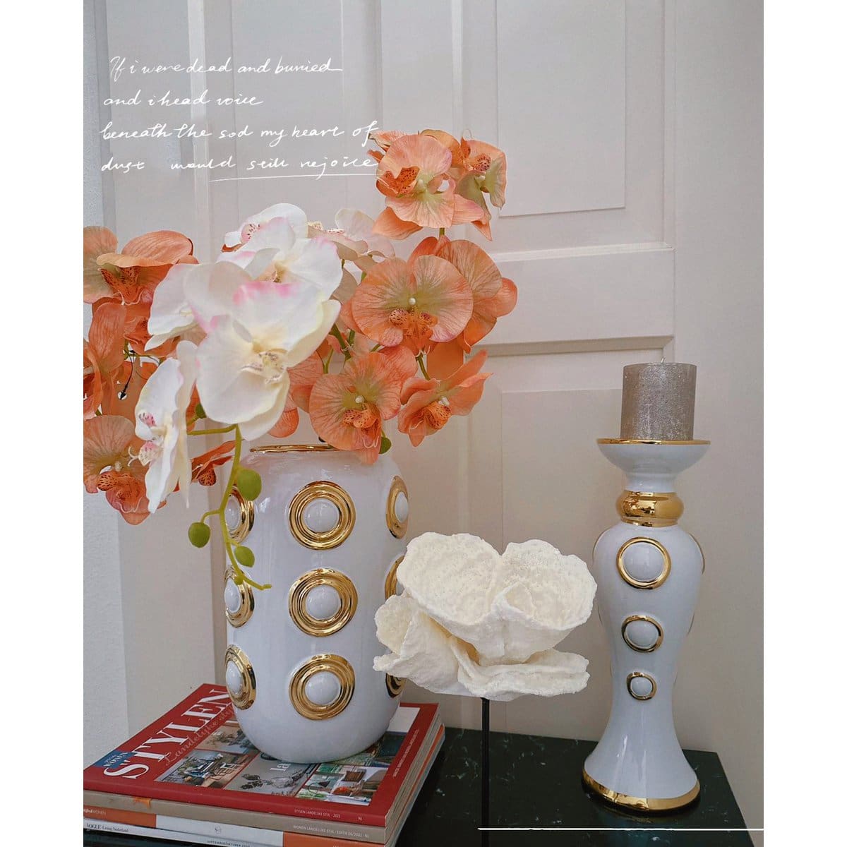 Vase décoratif blanc et or – Motifs circulaires sculptés, pièce brillante et moderne