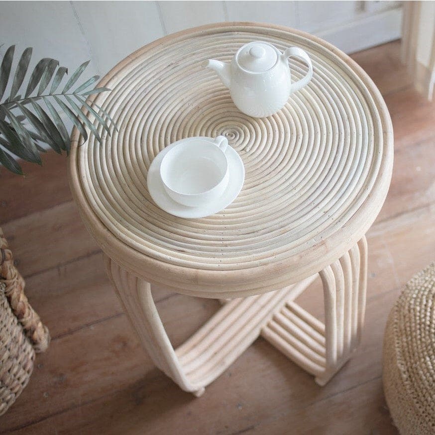 Table d’appoint Kanthi – Design sculptural en rotin naturel fait main (pièce neuve)