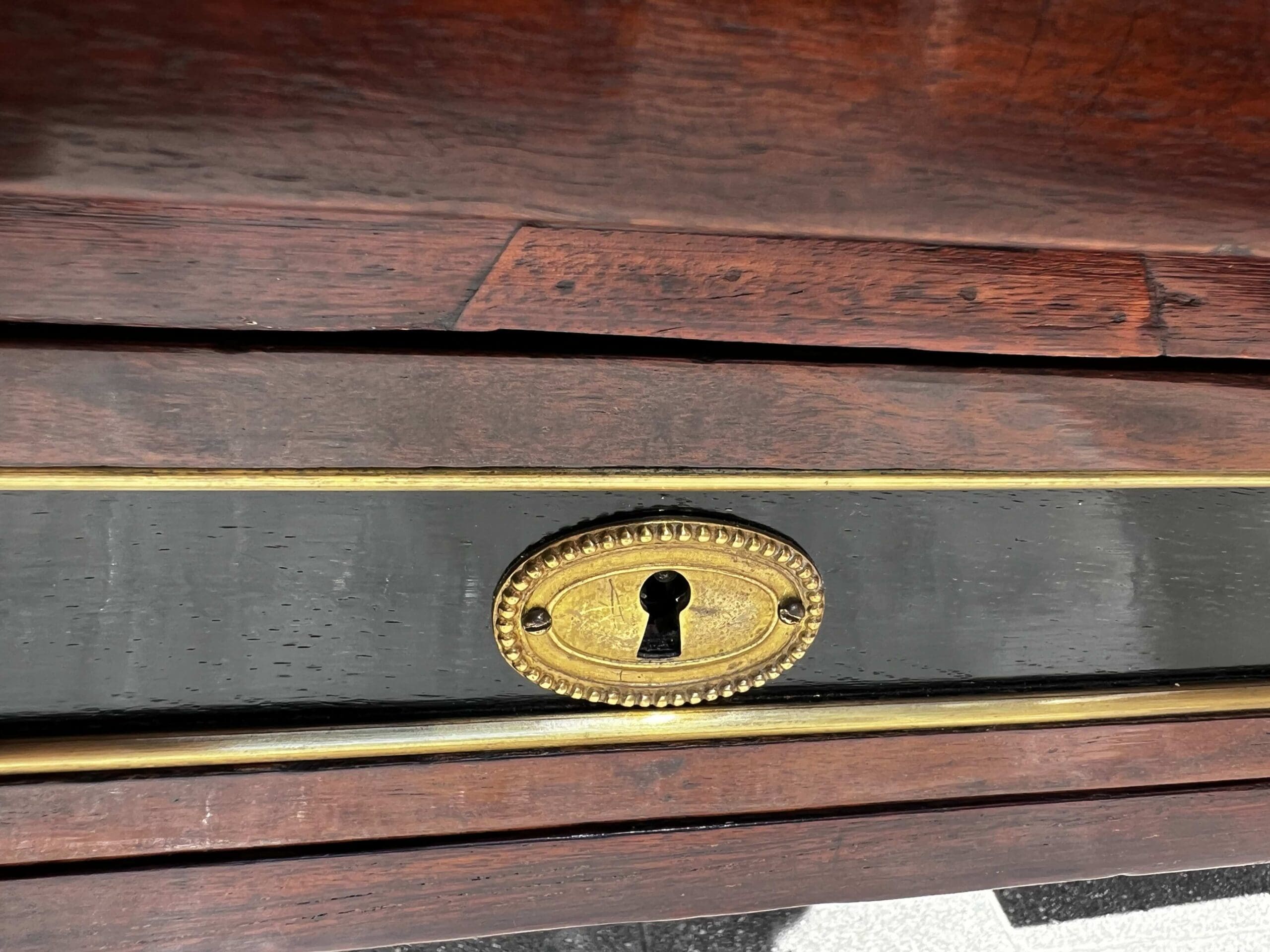 Bureau Directoire XIXe siècle en bois et cuir rouge – Élégance classique