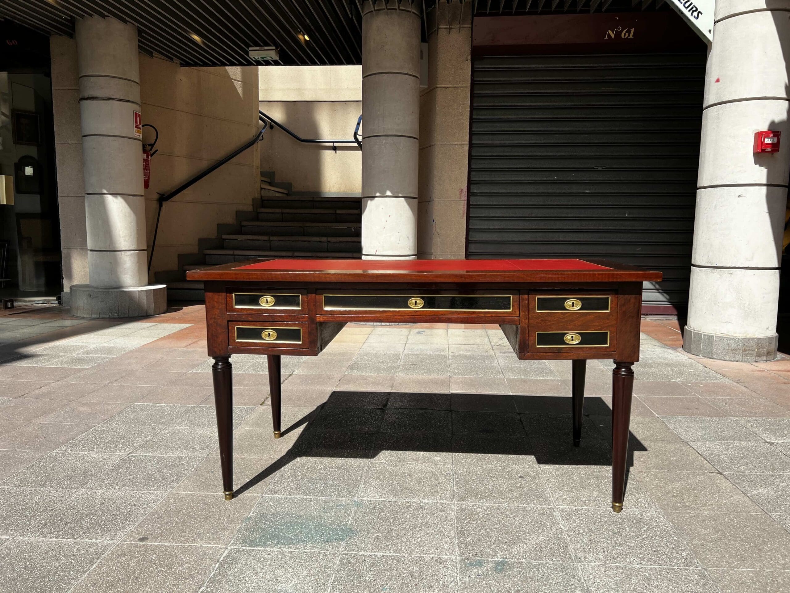 Bureau Directoire XIXe siècle en bois et cuir rouge – Élégance classique