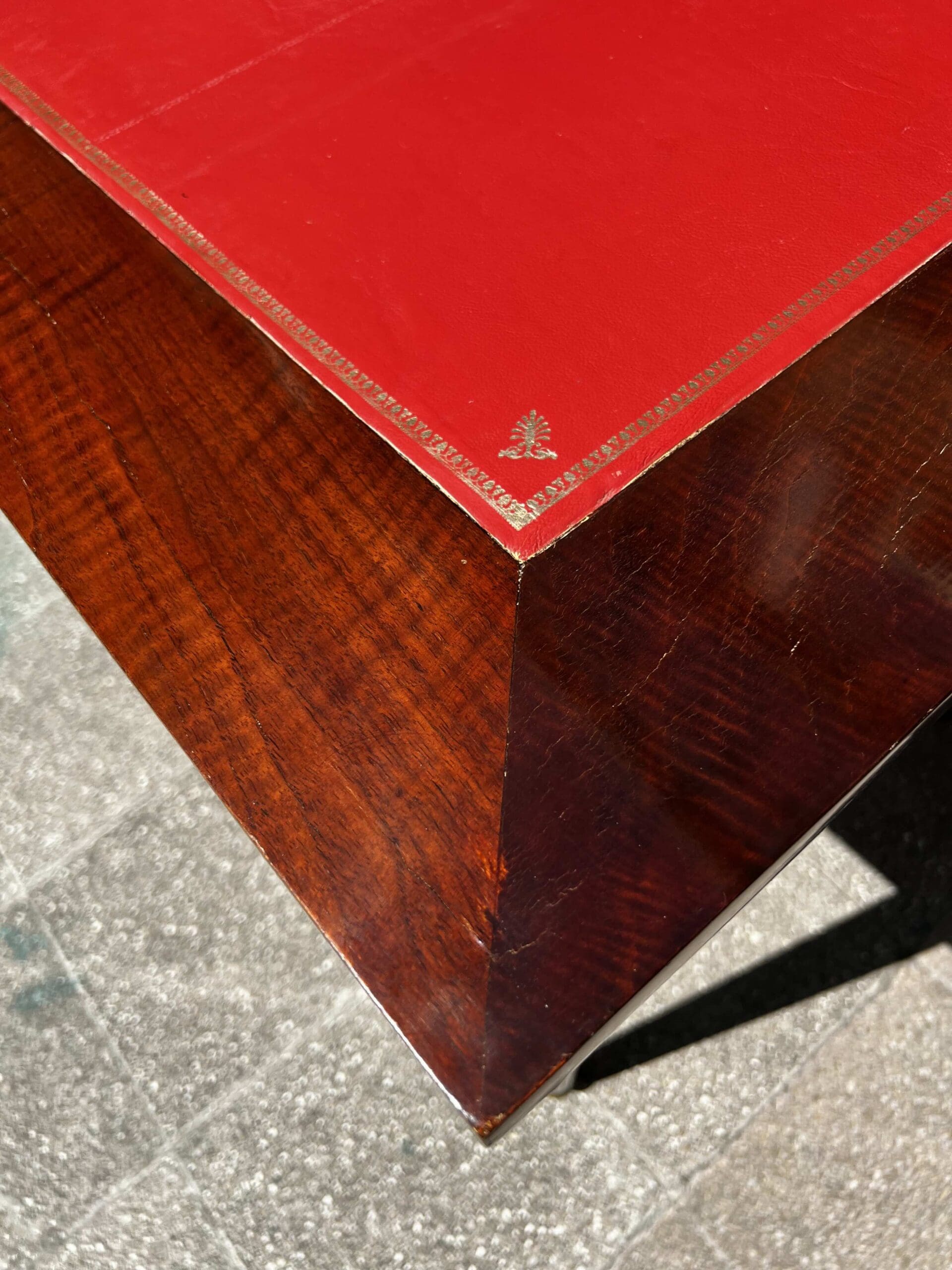 Bureau Directoire XIXe siècle en bois et cuir rouge – Élégance classique