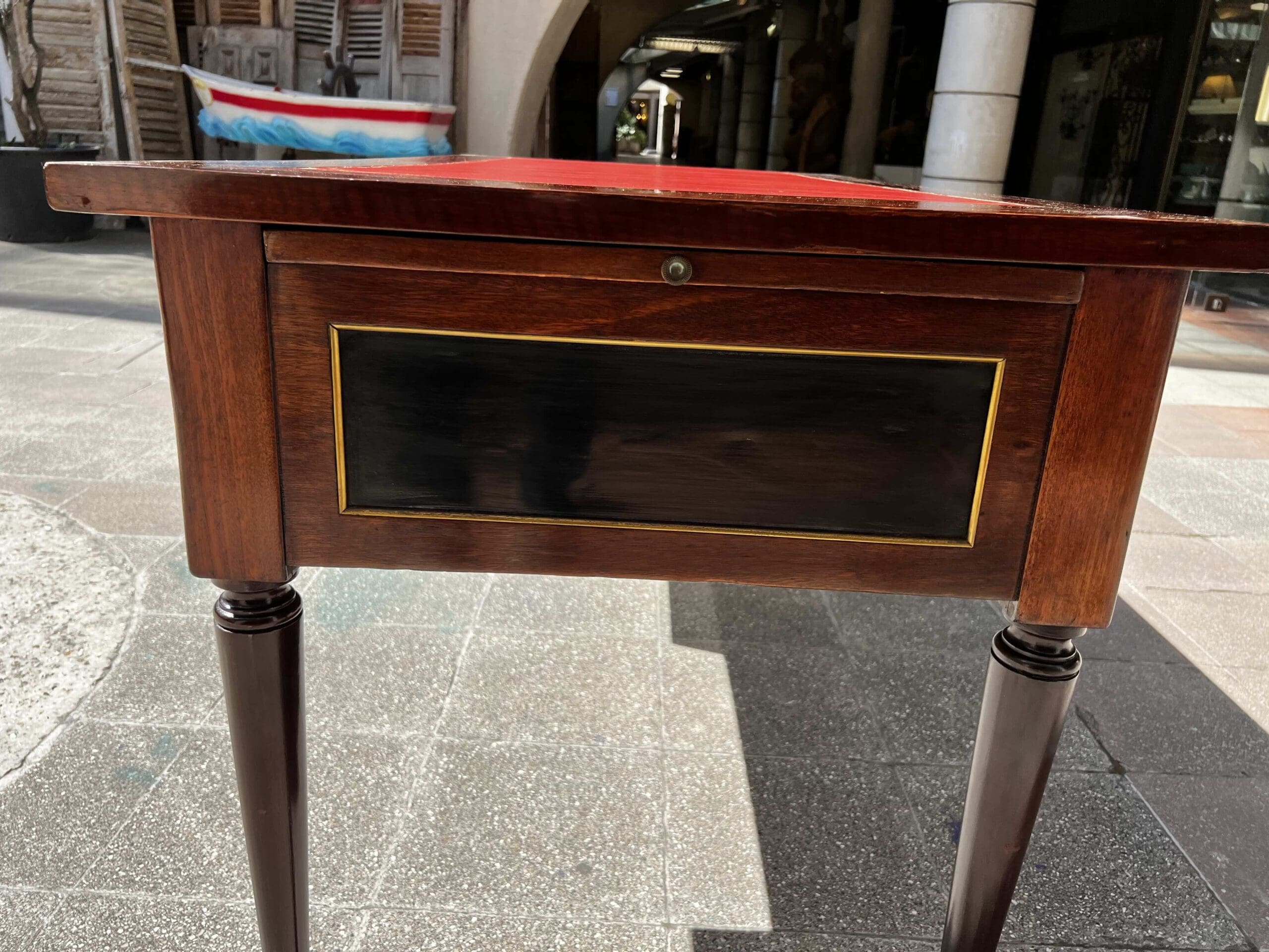 Bureau Directoire XIXe siècle en bois et cuir rouge – Élégance classique