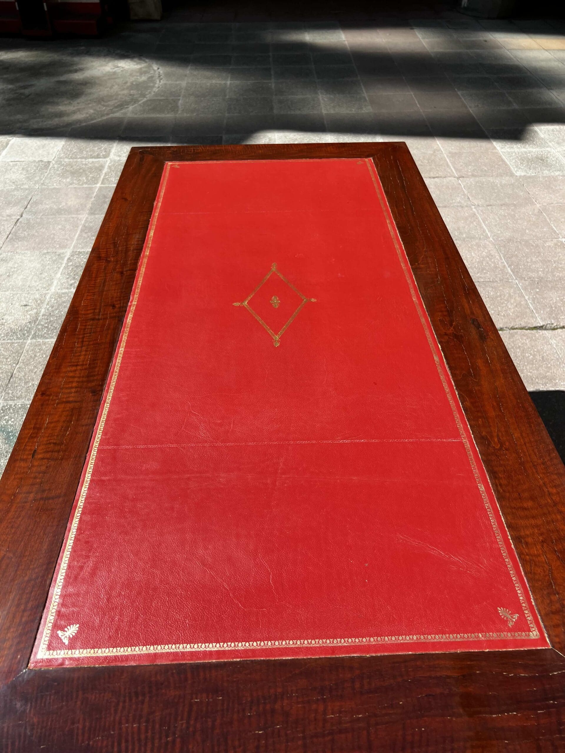 Bureau Directoire XIXe siècle en bois et cuir rouge – Élégance classique