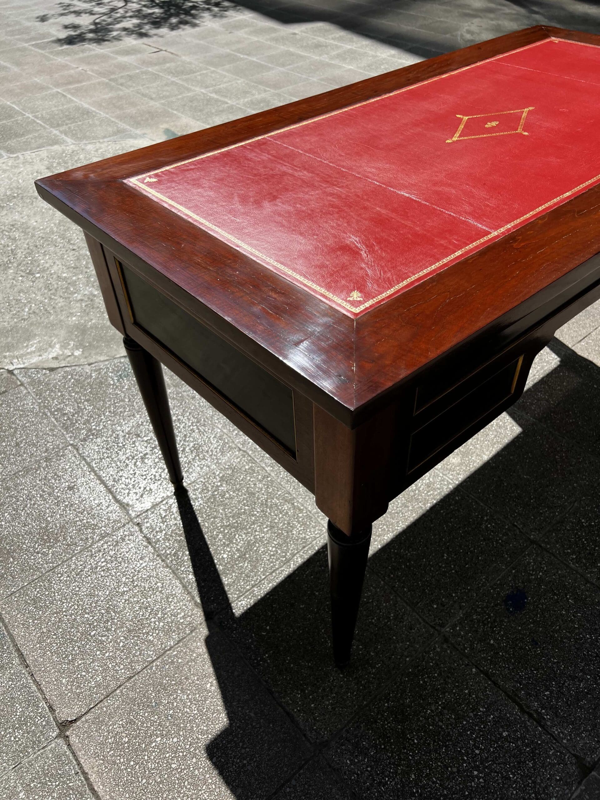 Bureau Directoire XIXe siècle en bois et cuir rouge – Élégance classique