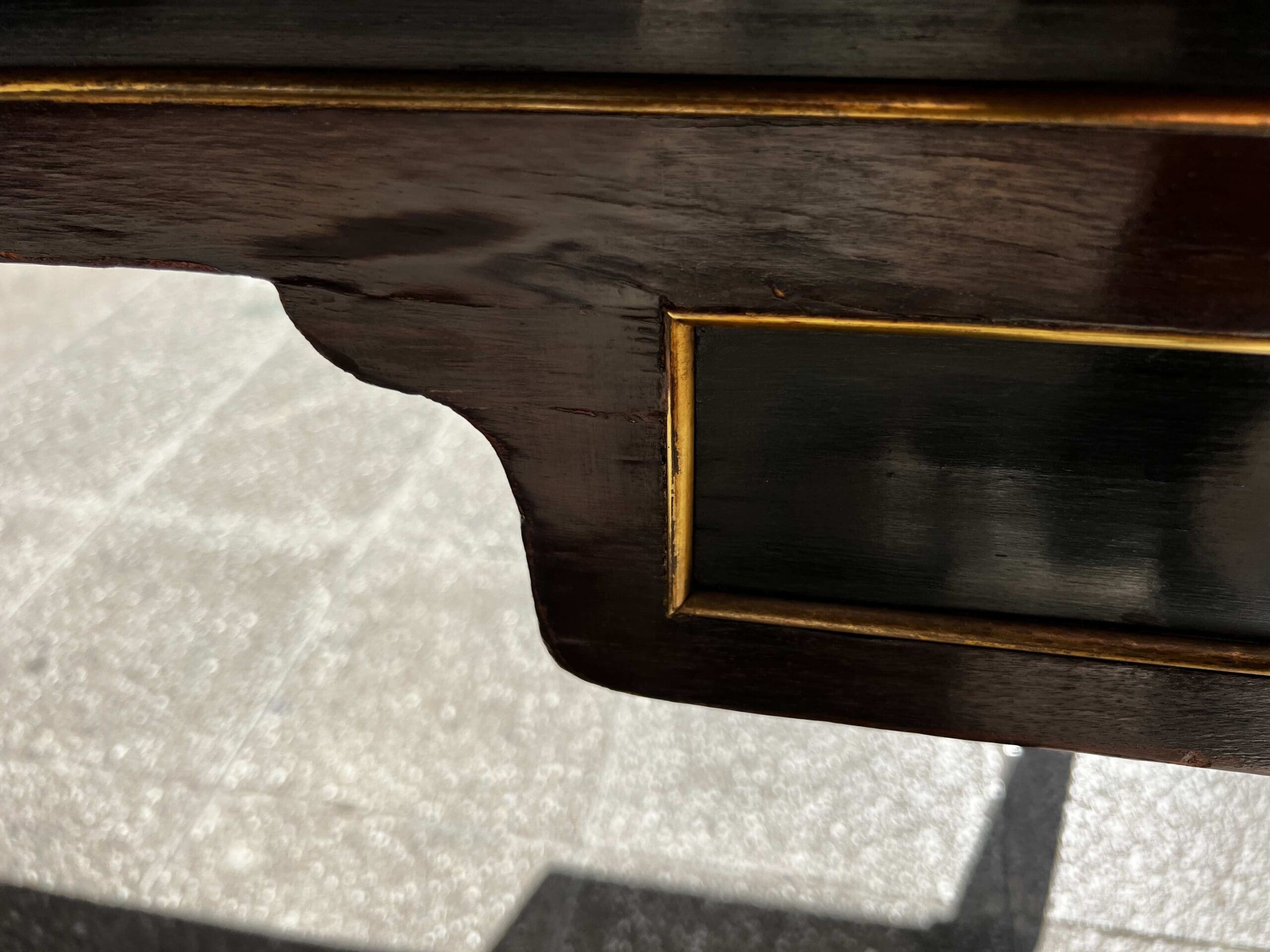 Bureau Directoire XIXe siècle en bois et cuir rouge – Élégance classique