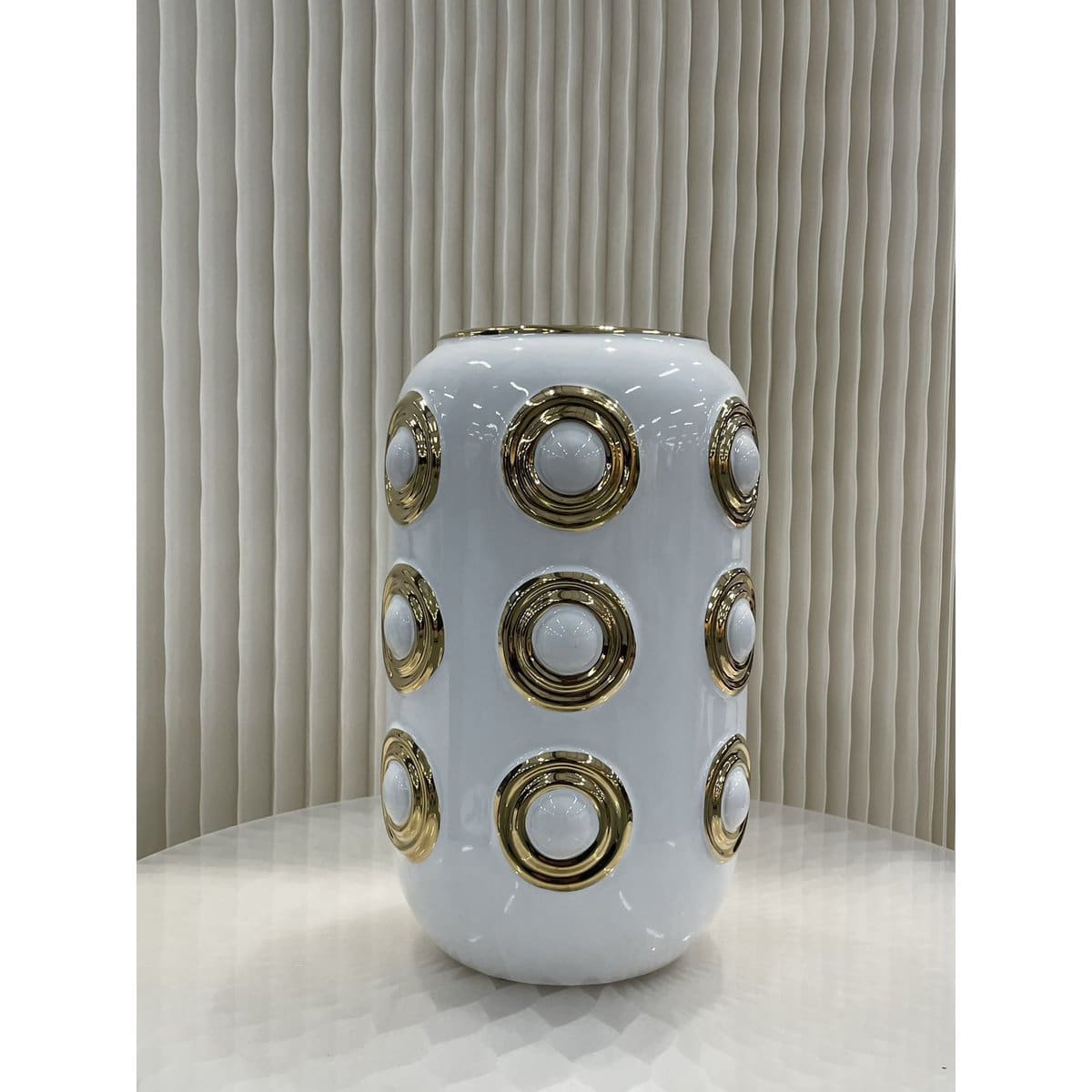 Vase décoratif blanc et or – Motifs circulaires sculptés, pièce brillante et moderne