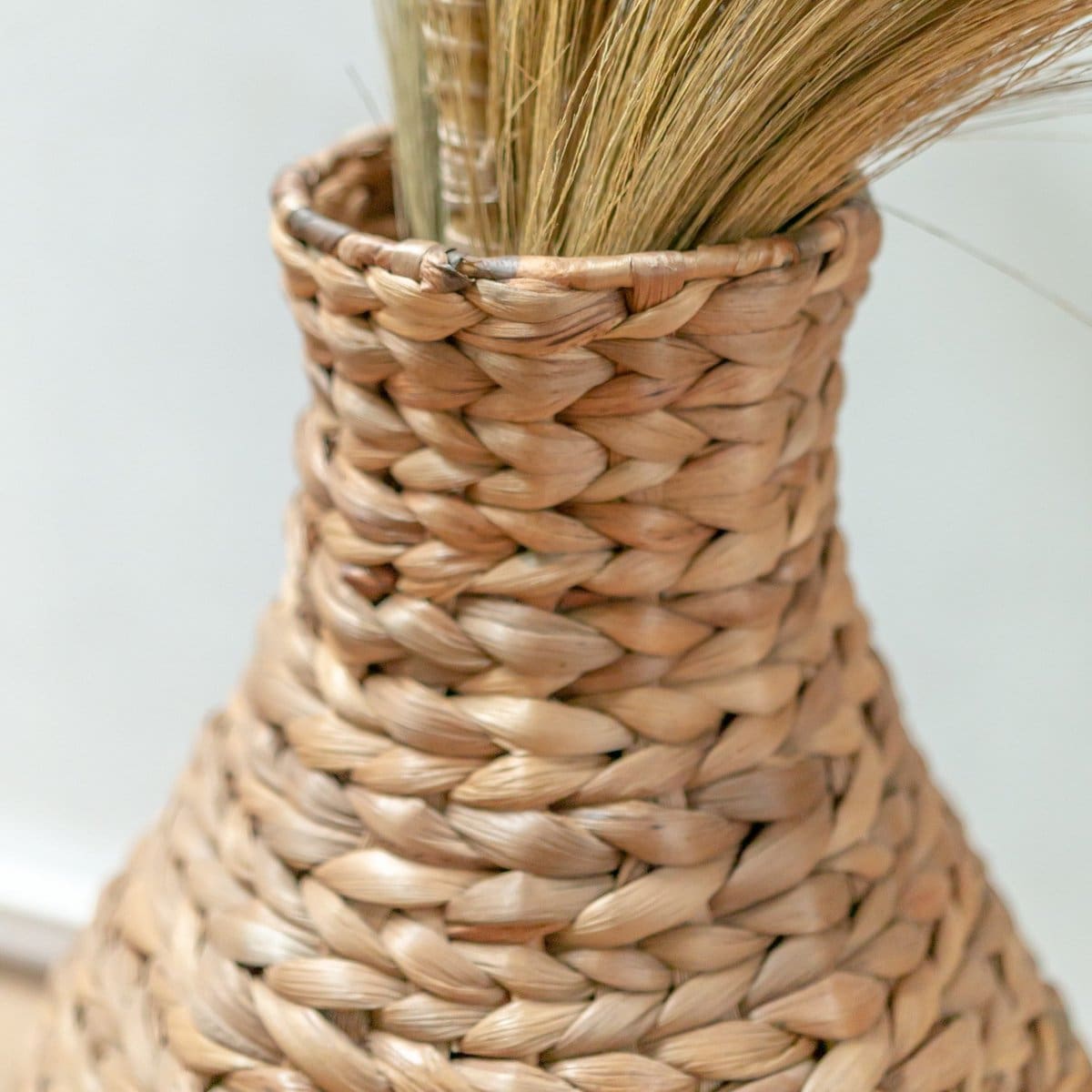 Vase décoratif en fibres végétales – Dayana, forme élancée et ton beige naturel