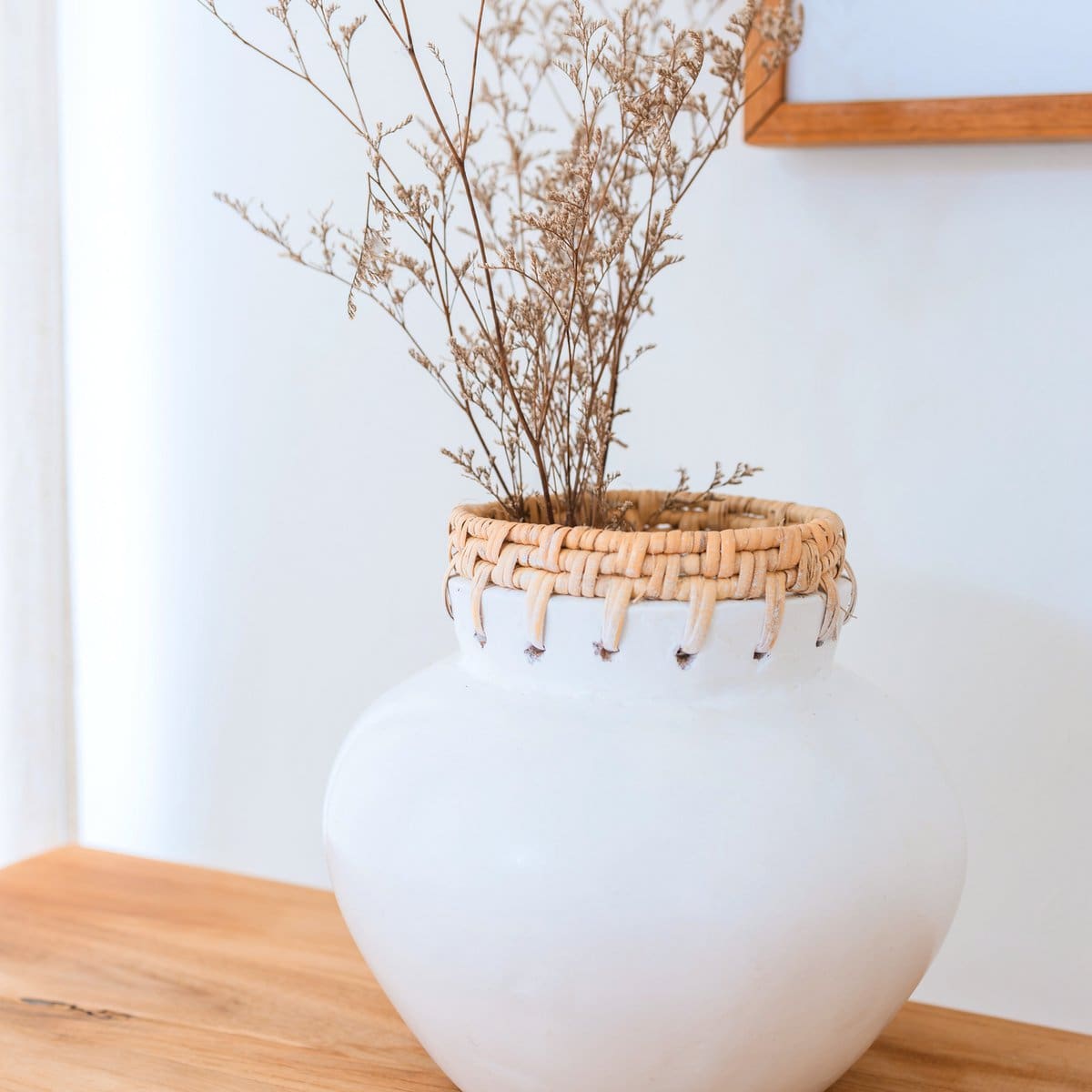 Vase décoratif en argile – Tuban, fait main à Java avec détails en rotin