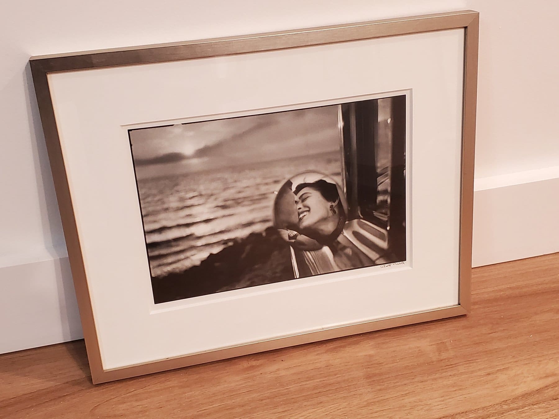 Elliott Erwitt – California Kiss, 1955 – Photographie argentique signée (11 x 14 in)