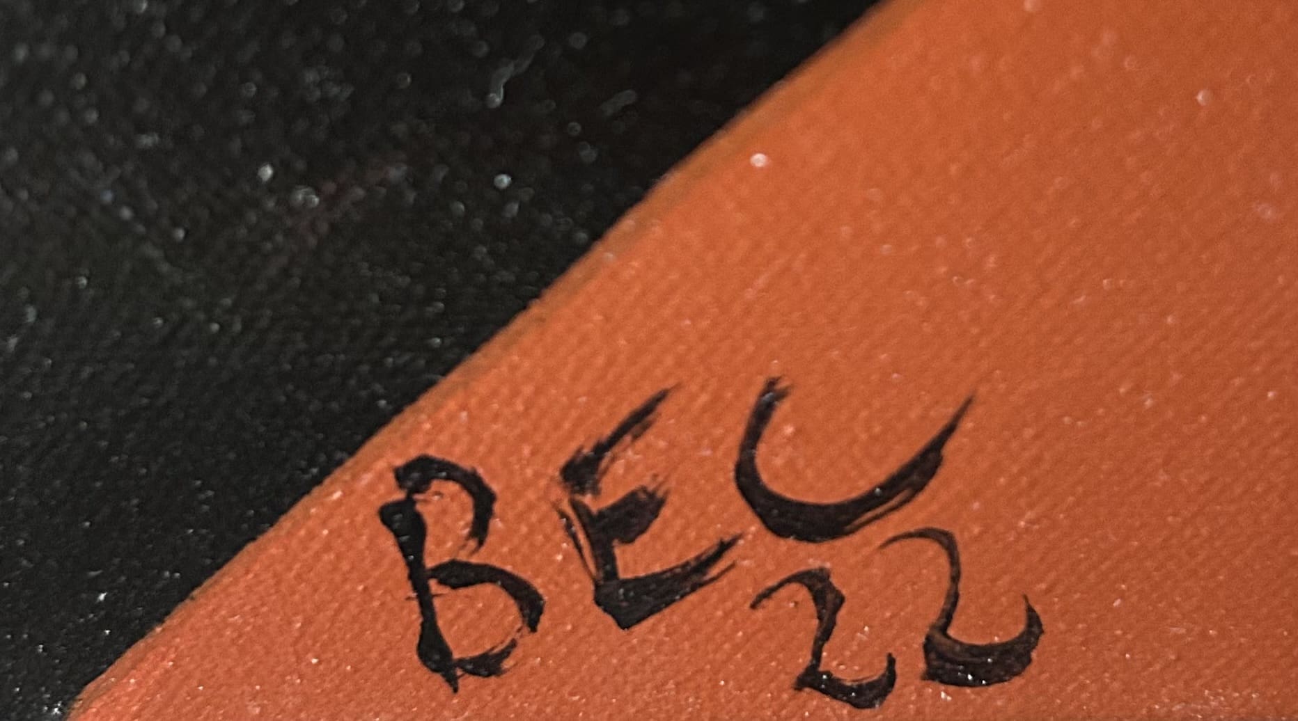 Marie Bec – TÊTE ORANGE (2022), acrylique sur toile – Portrait abstrait contemporain