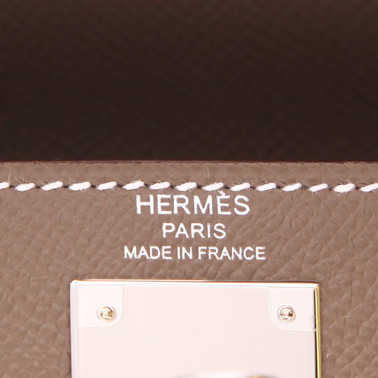 Sac Hermès Kelly 28 cm en cuir Epsom étoupe avec quincaillerie palladium et bandoulière amovible – vue face