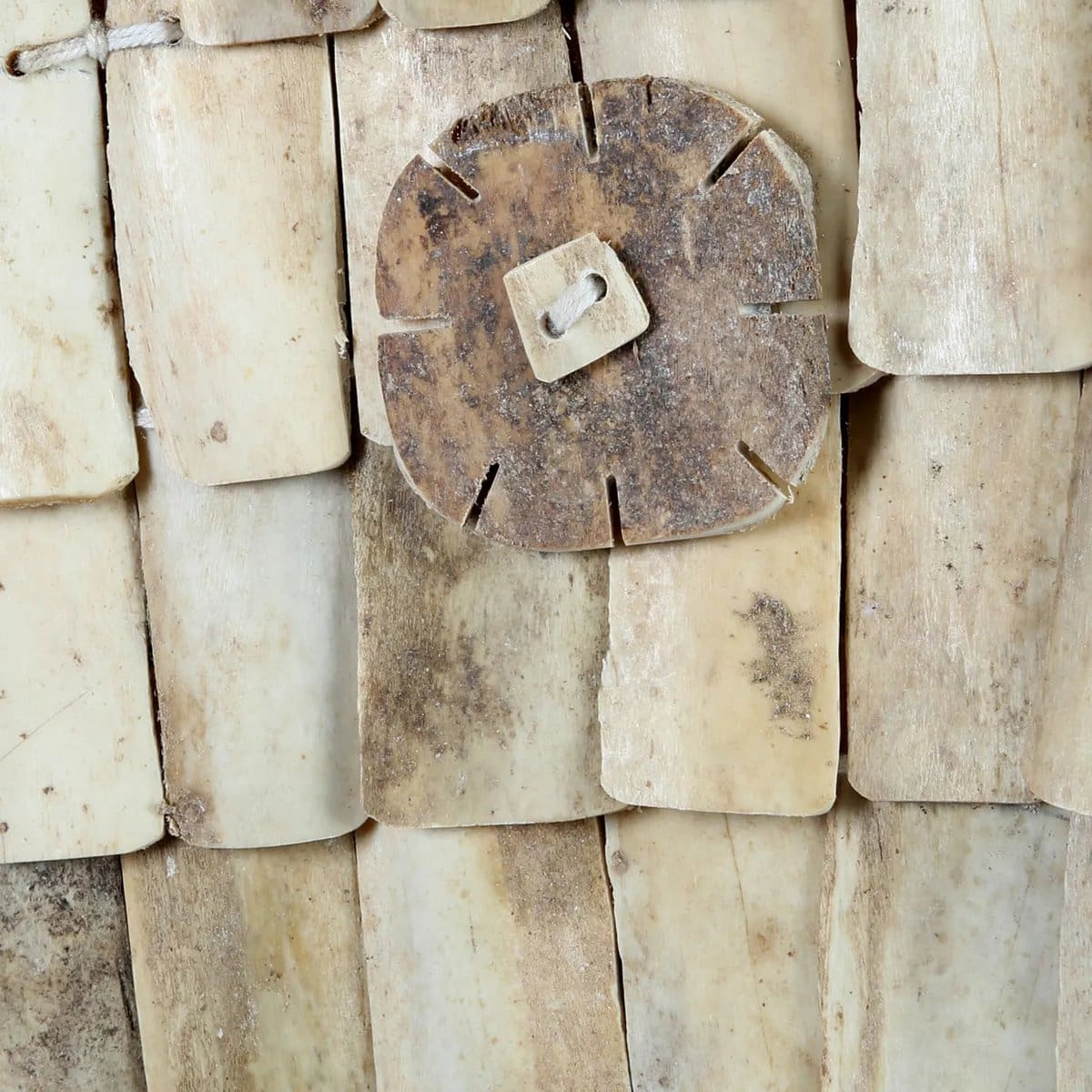 Sculpture Le Guerrier Debout – Pièce d’art tribale en os de buffle, sur socle (neuf)