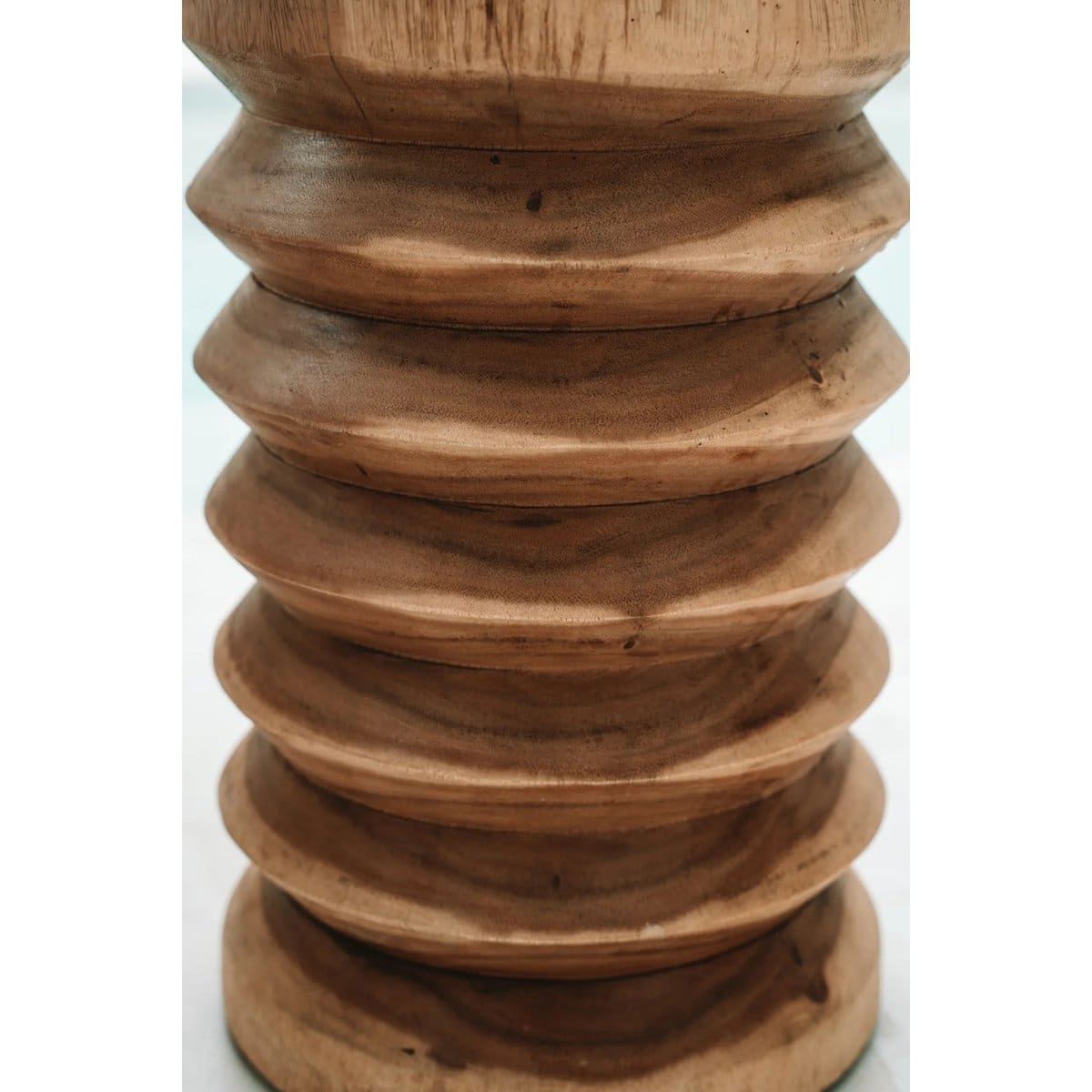 Cannelures Naturelles – Tabouret Galapagos en suar brut façonné à la main (Indonésie, neuf)