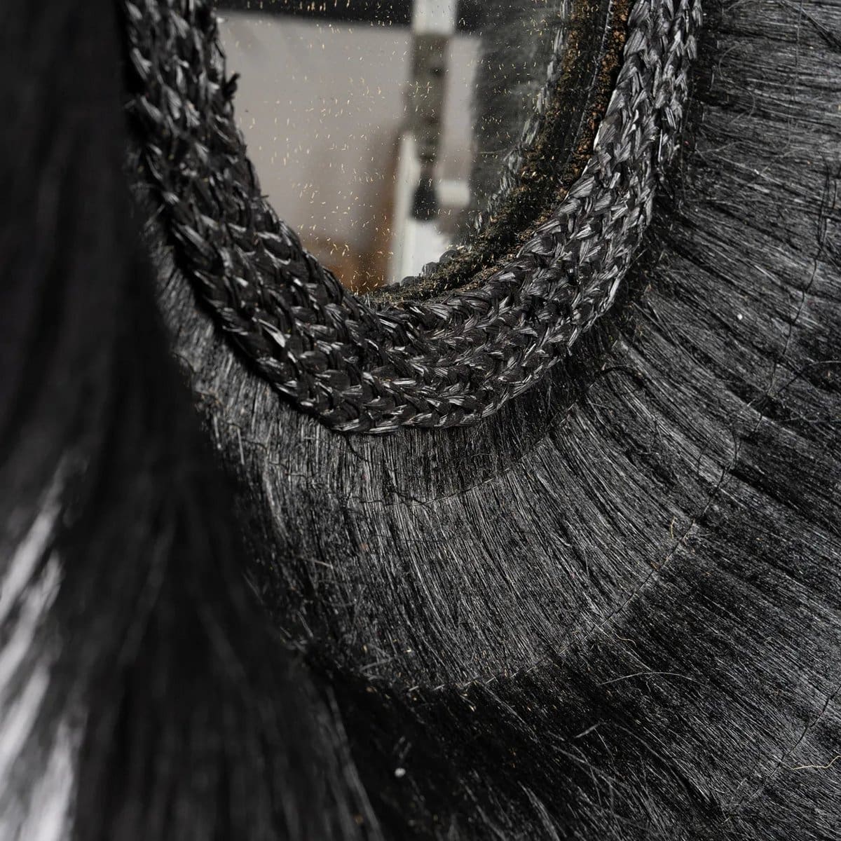 Miroir en fibres naturelles noires – Design sculptural noir profond, Ø90 cm (neuf)