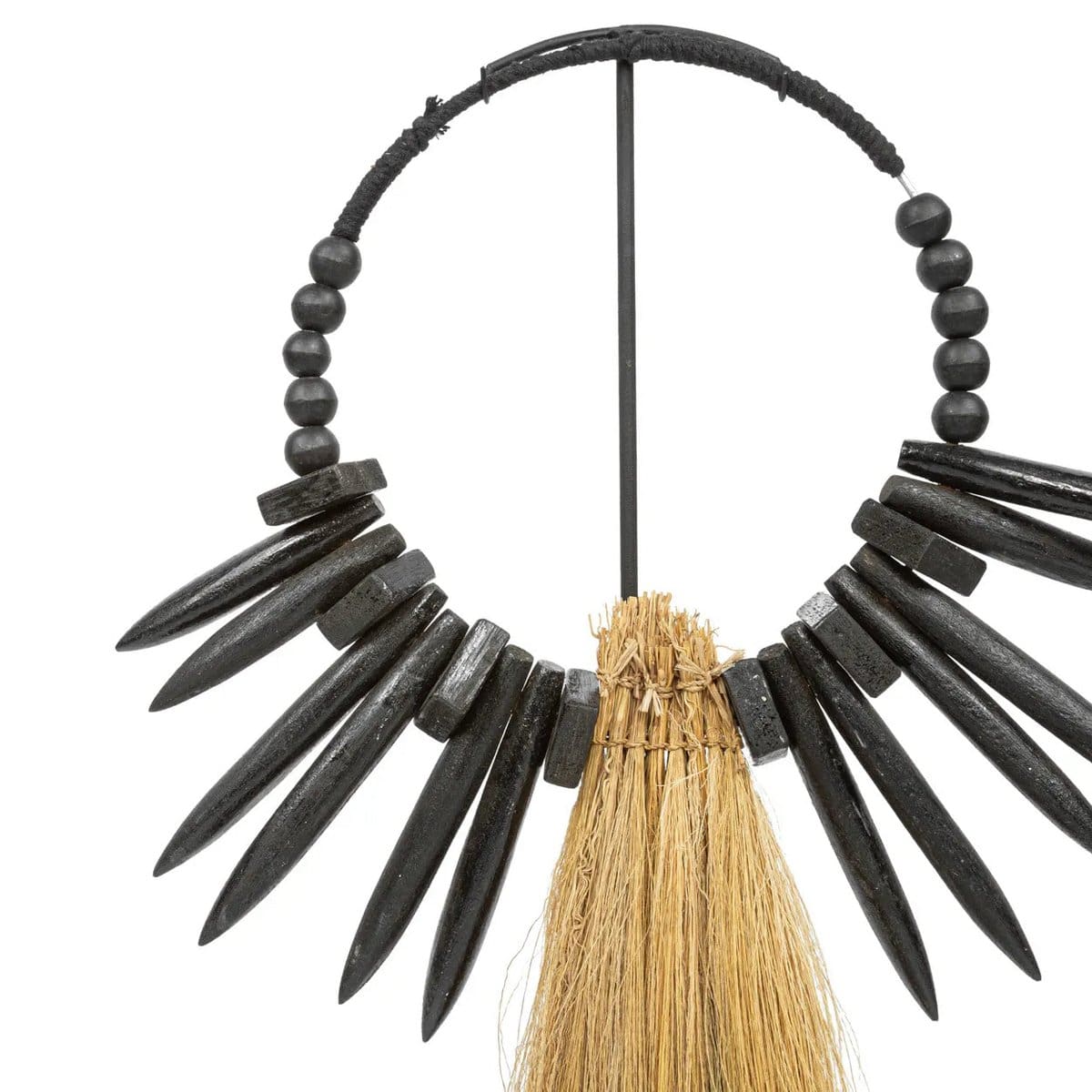 Objet décoratif indonésien – Alliance de bois noir et herbe naturelle sur support (neuf)