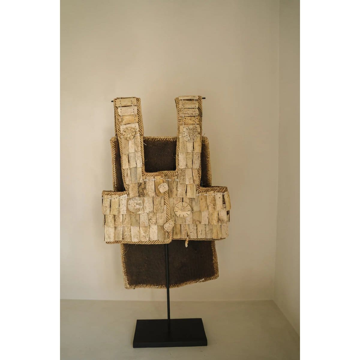 Sculpture Le Guerrier Debout – Pièce d’art tribale en os de buffle, sur socle (neuf)