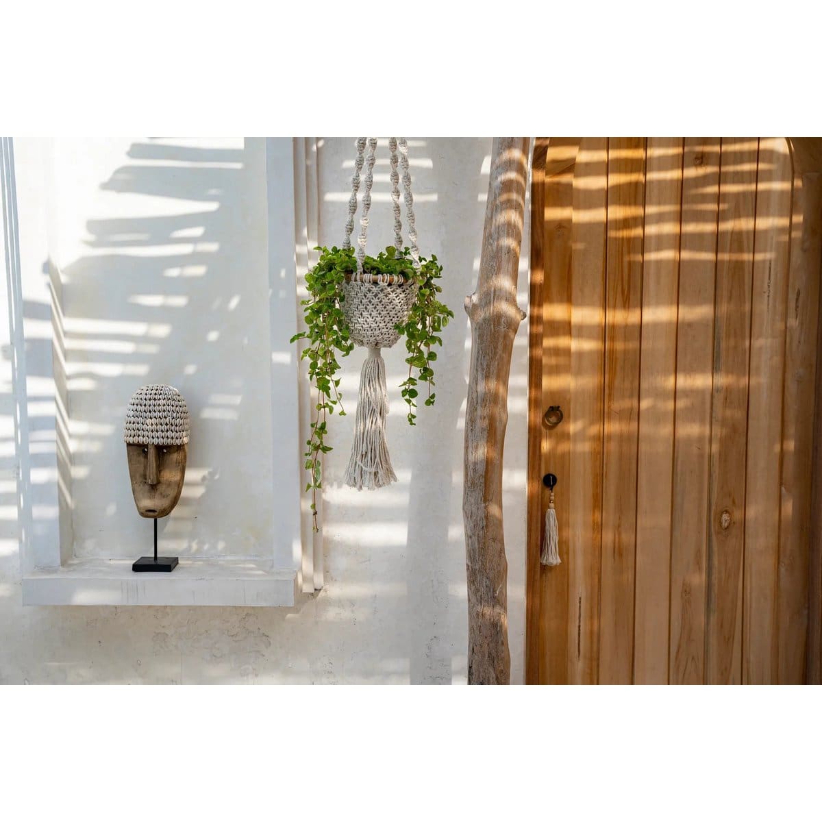 Rituel de Coquillage – Sculpture faciale artisanale en bois et cauris (format moyen)