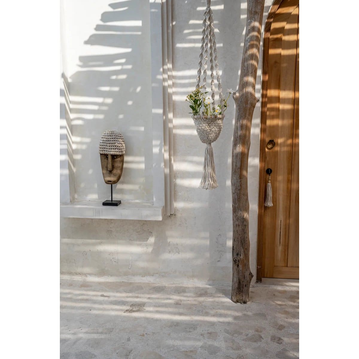 Masque ethnique indonésien – Création artisanale en bois et coquillages, sur socle – grand