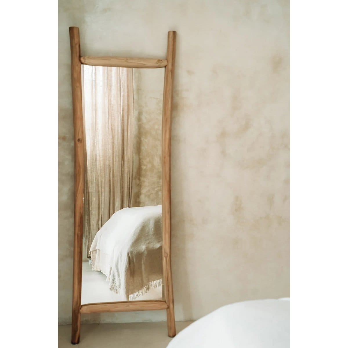 Miroir de sol naturel – Cadre en teck brut façonné à la main (pièce neuve)