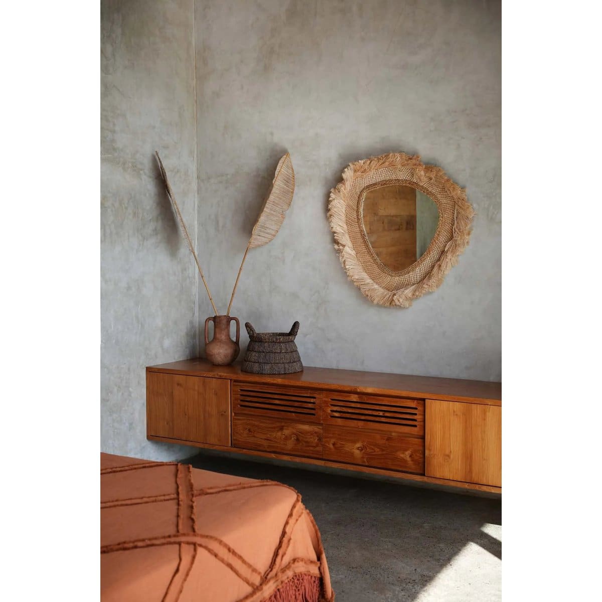 Décoration intérieure avec miroir et meuble en bois.