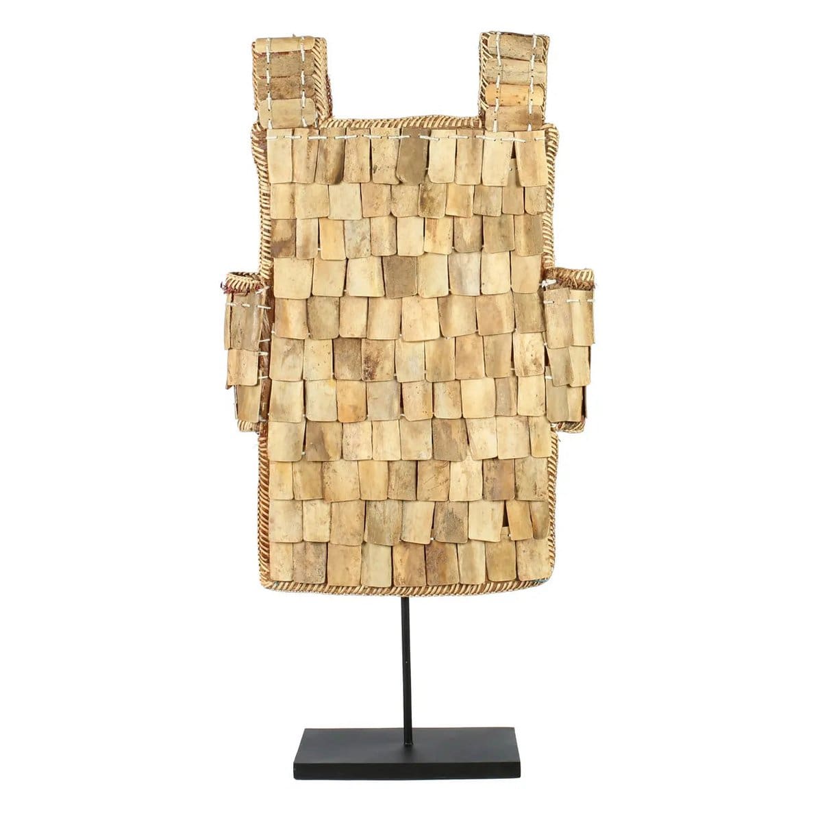 Sculpture Le Guerrier Debout – Pièce d’art tribale en os de buffle, sur socle (neuf)