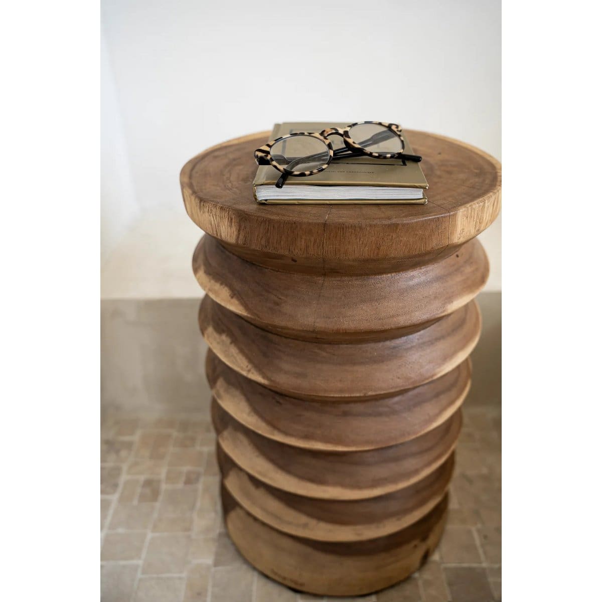 Cannelures Naturelles – Tabouret Galapagos en suar brut façonné à la main (Indonésie, neuf)