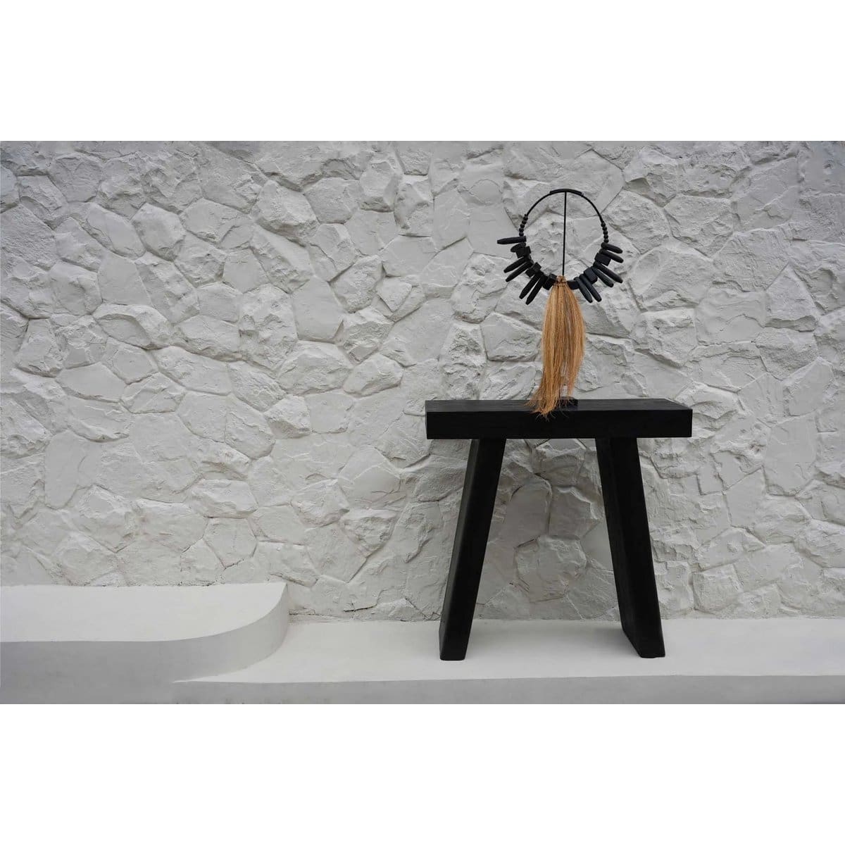 Objet décoratif indonésien – Alliance de bois noir et herbe naturelle sur support (neuf)