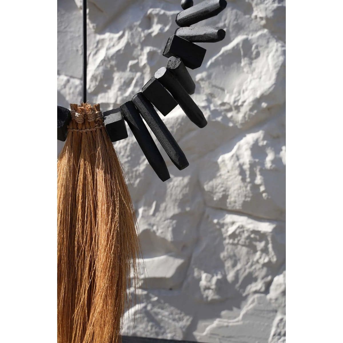 Objet décoratif indonésien – Alliance de bois noir et herbe naturelle sur support (neuf)