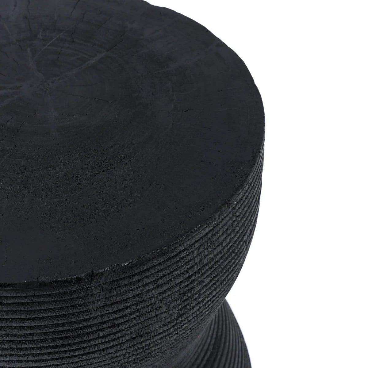 Tabouret design Kotoran – Finition brute et texture striée, création artisanale neuve