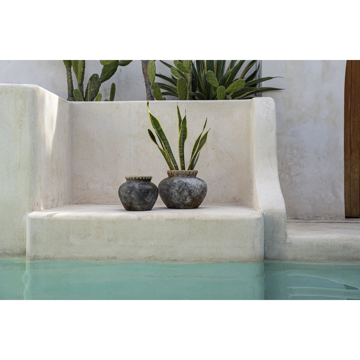 Vase en terre cuite – détail en raphia tressé, design brut indonésien (neuf) taille s – occasion