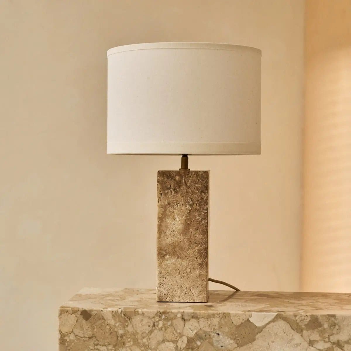 Lampe contemporaine en pierre naturelle – Modèle Rosie par Tavellio, Italie