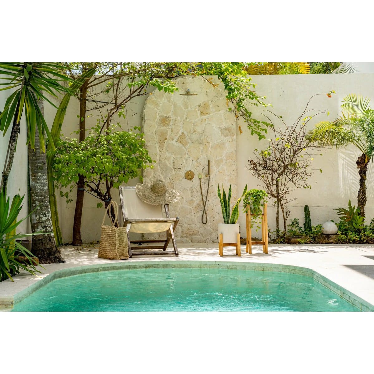 Jardinière design – Structure en teck brut & pot en béton texturé, création neuve de Bali – S