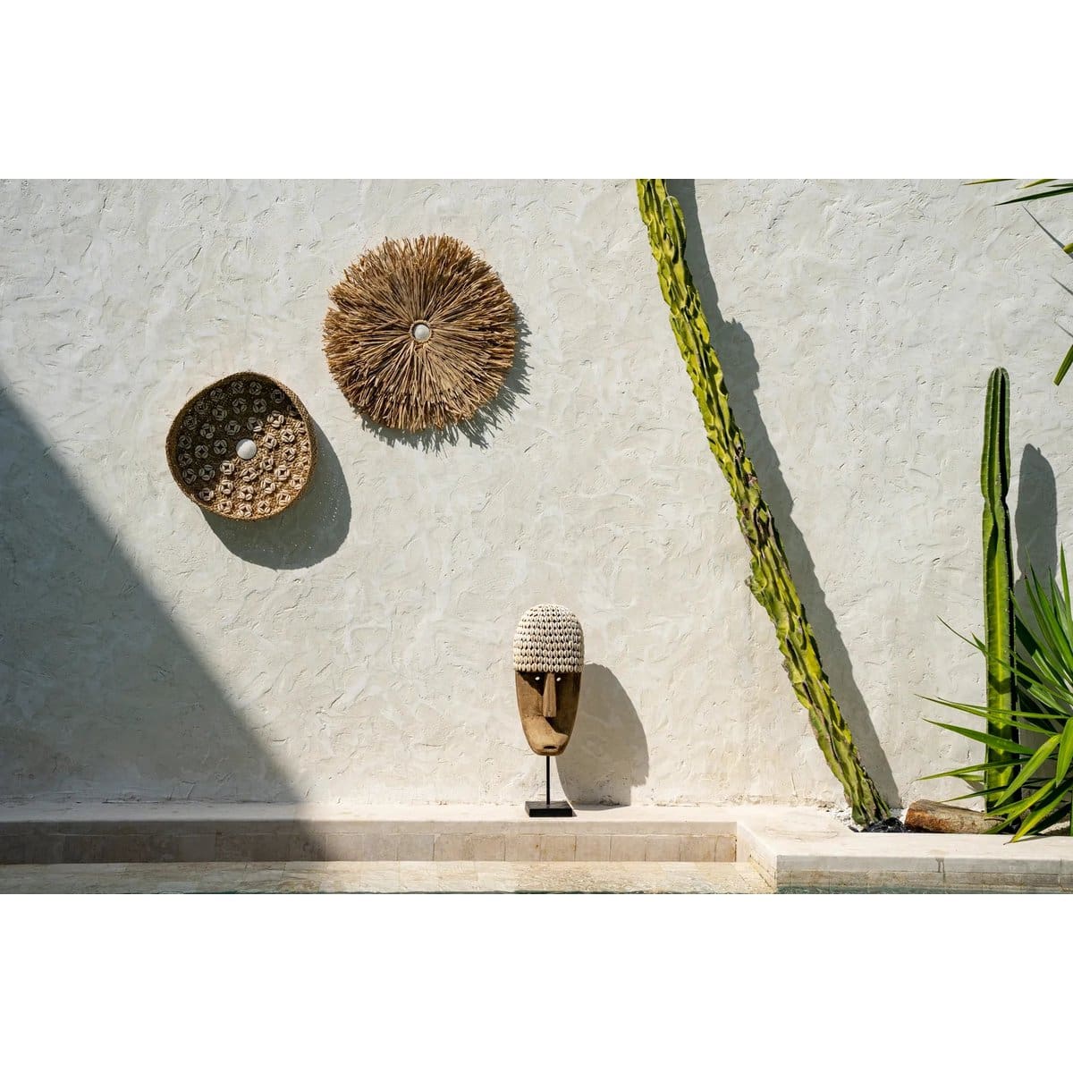 Masque ethnique indonésien – Création artisanale en bois et coquillages, sur socle – grand