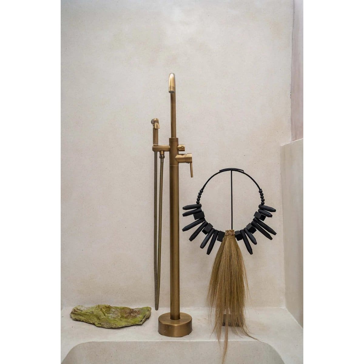 Objet décoratif indonésien – Alliance de bois noir et herbe naturelle sur support (neuf)