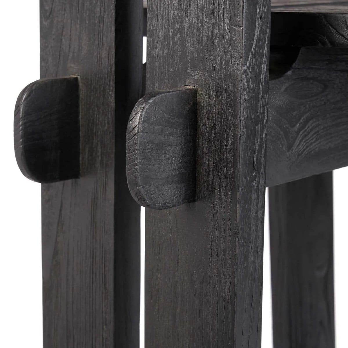 Dialogue Élégant – Tabouret en bois noir mat, design graphique indonésien