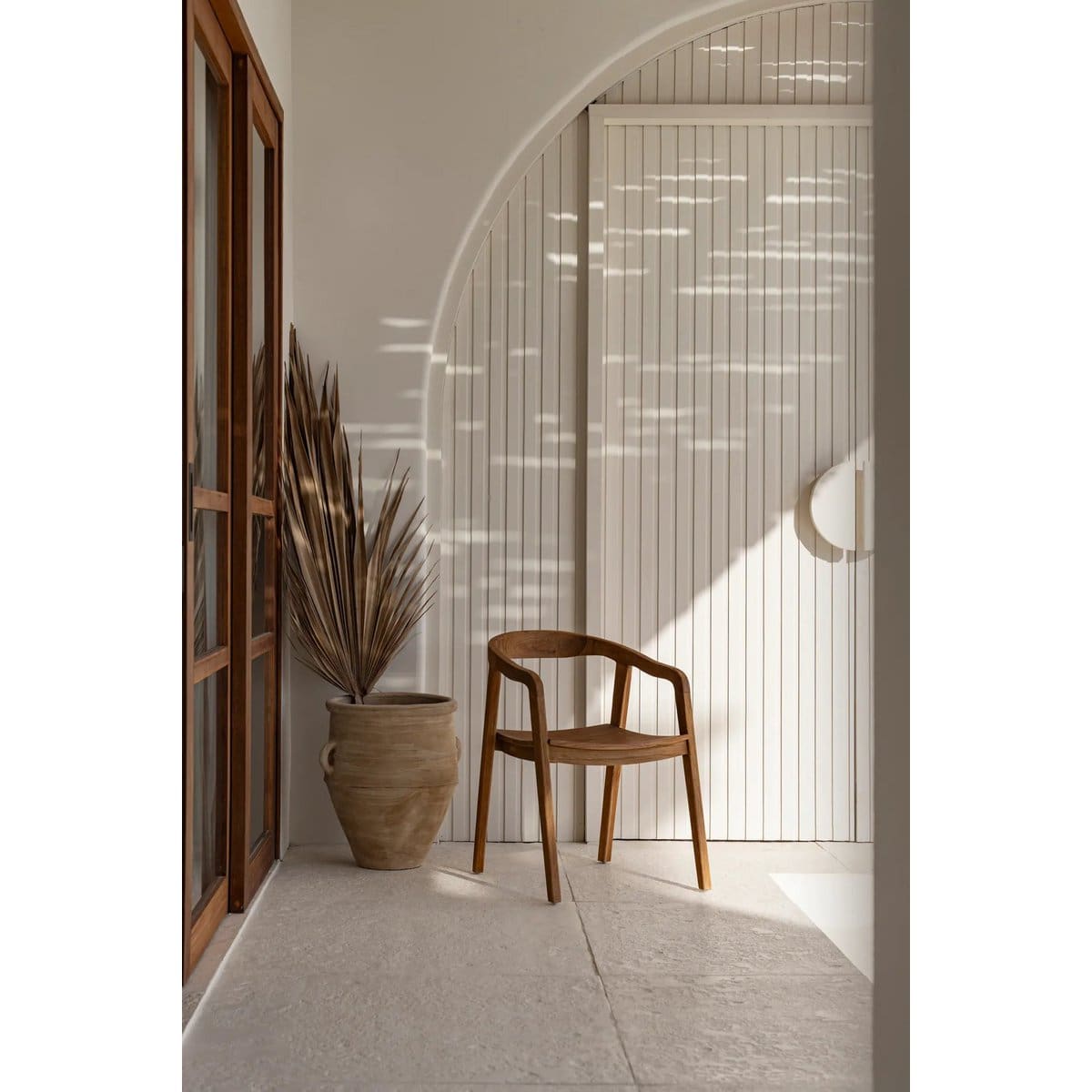 Chaise en bois dans coin lumineux minimaliste.