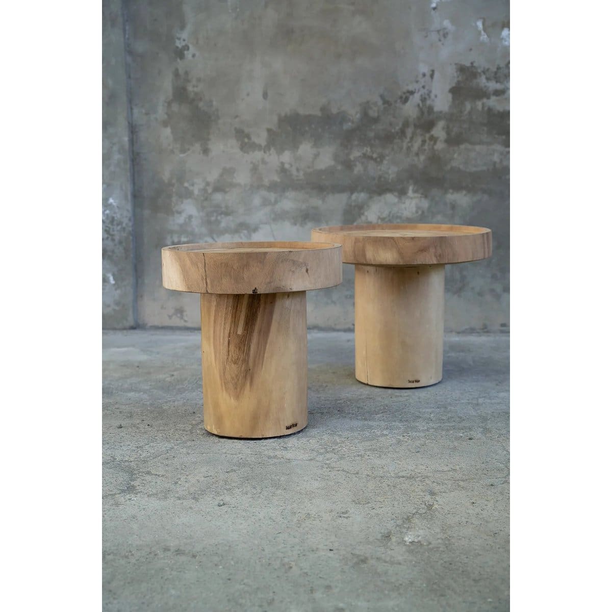 Table d’appoint Quichua – Bois de suar massif au design minimaliste (pièce neuve)