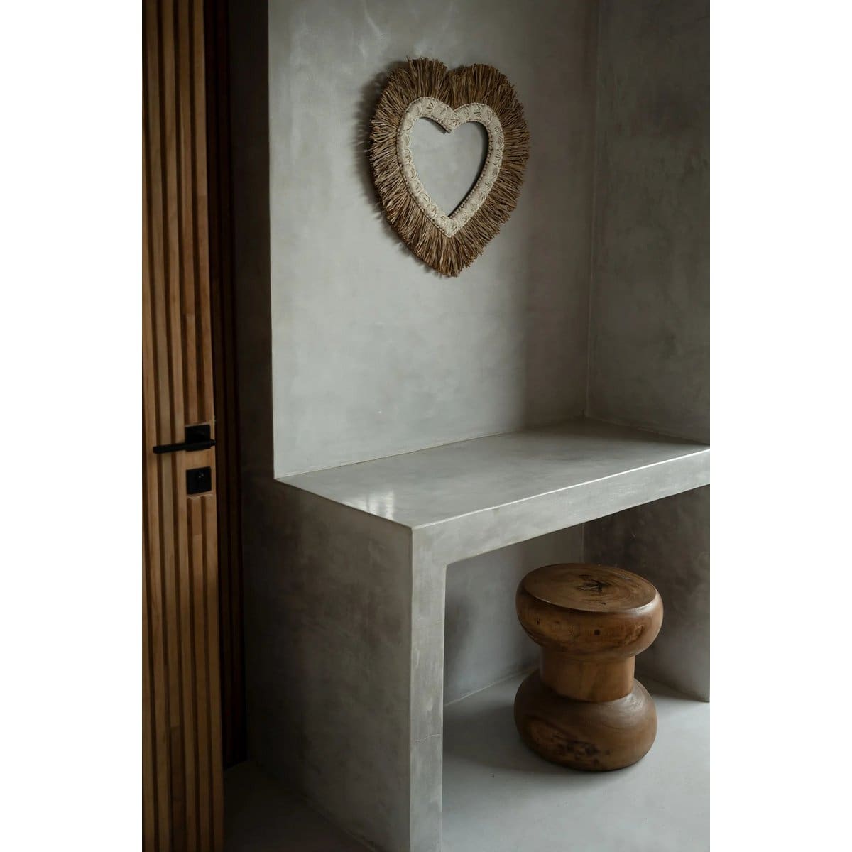 Wayra Sculptural – Tabouret en bois de suar massif à forme organique (pièce neuve)