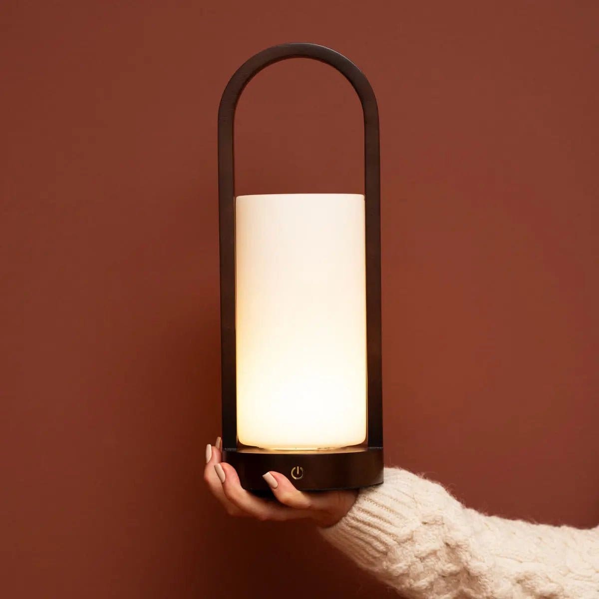 Lampe de table en bois rechargeable Evie marron foncé – Intensité variable et sans fil