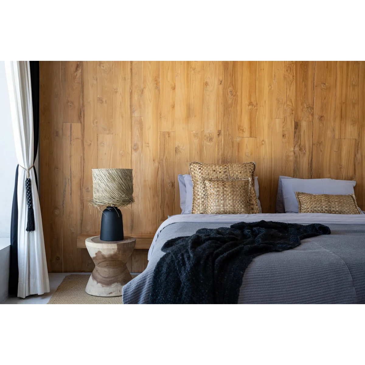 Élégance organique – Lampe Pandan avec abat-jour tressé et base noire