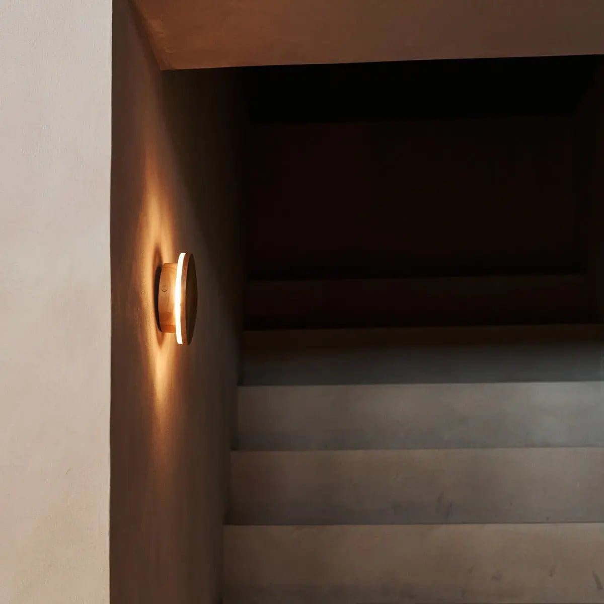 Applique murale sans fil rechargeable Lou Brown – Bois écologique et lumière chaude (pièce neuve)