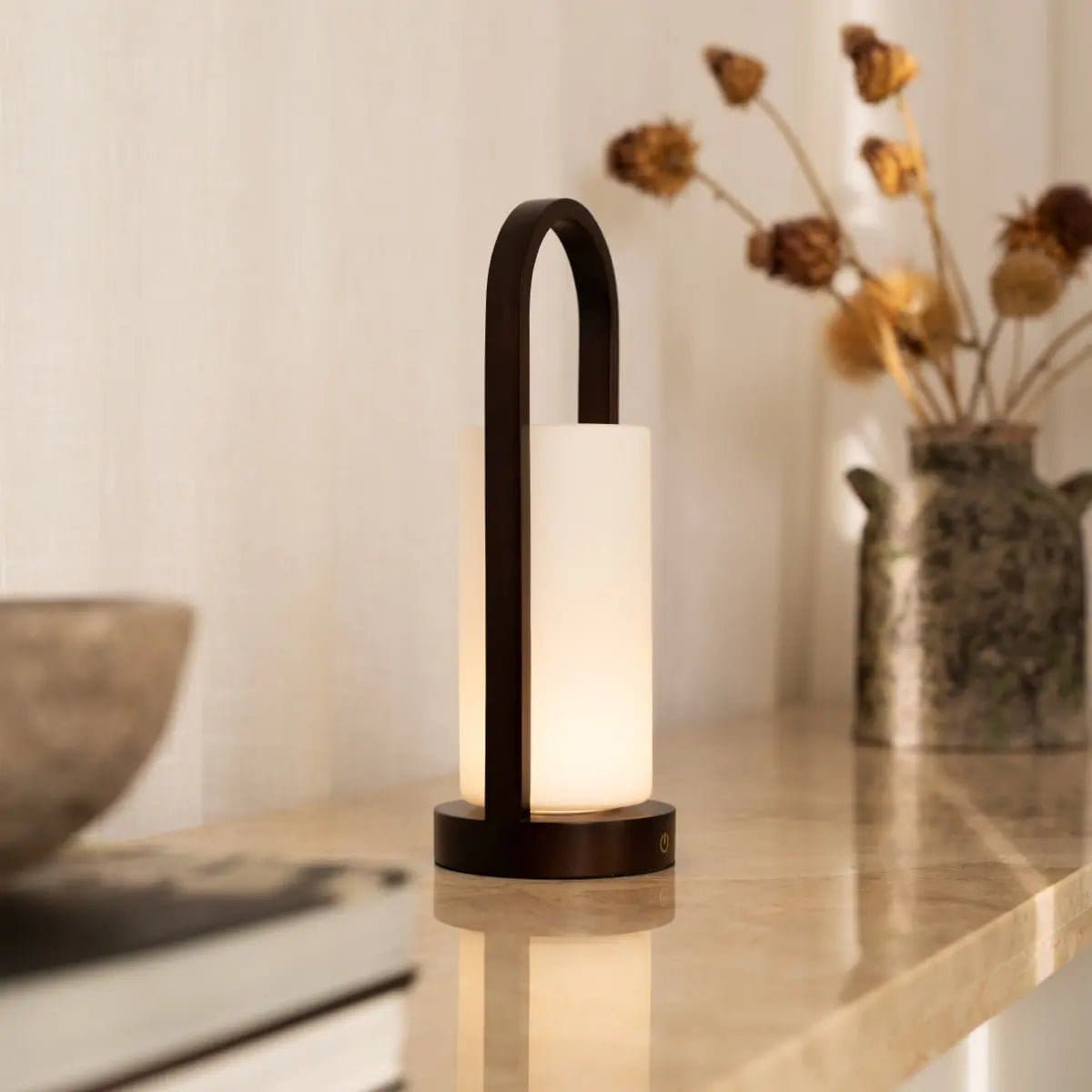 Lampe de table en bois rechargeable Evie marron foncé – Intensité variable et sans fil