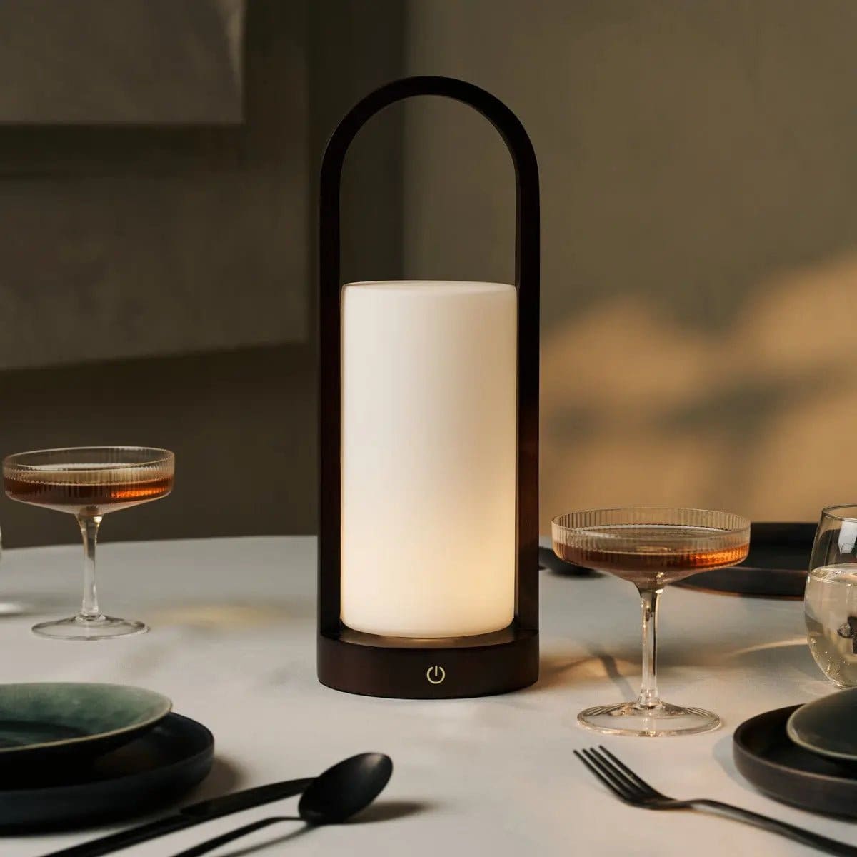 Lampe de table en bois rechargeable Evie marron foncé – Intensité variable et sans fil
