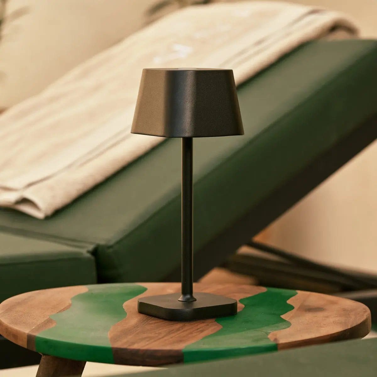 Lampe de table sans fil rechargeable Ava Black – Design minimaliste et lumière modulable (pièce neuve)