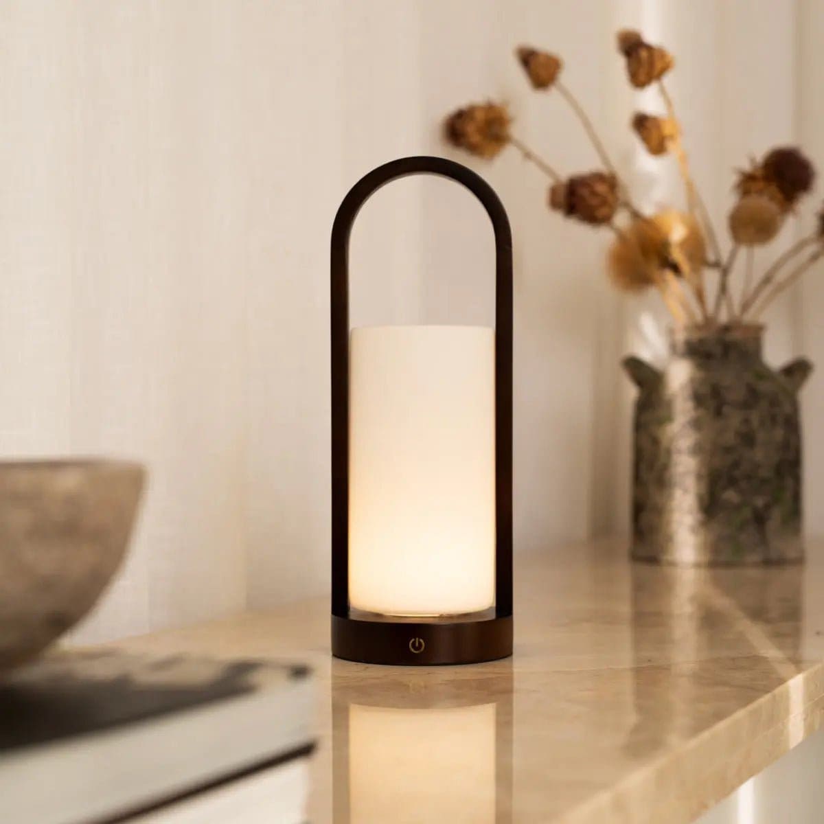 Lampe de table en bois rechargeable Evie marron foncé – Intensité variable et sans fil