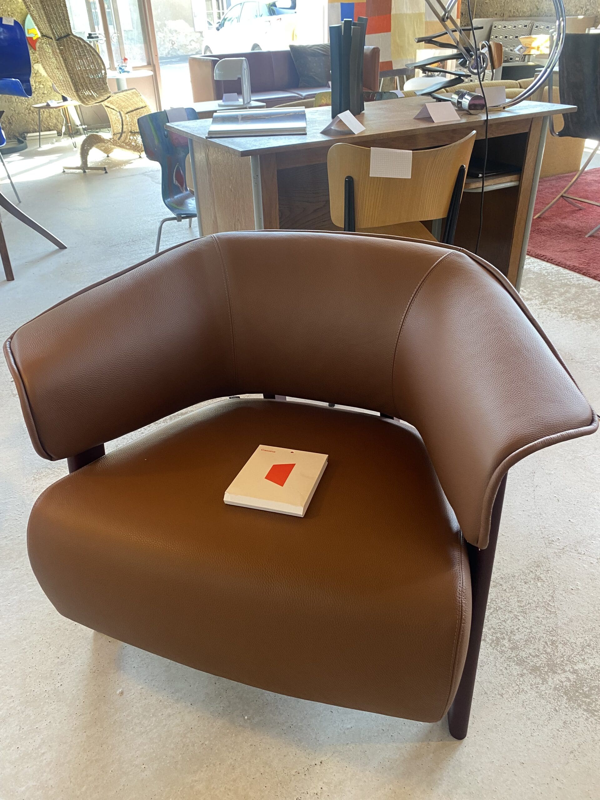 Fauteuil Patricia Urquiola « Back-Wing » en cuir naturel et noyer – Édition Cassina (neuf)