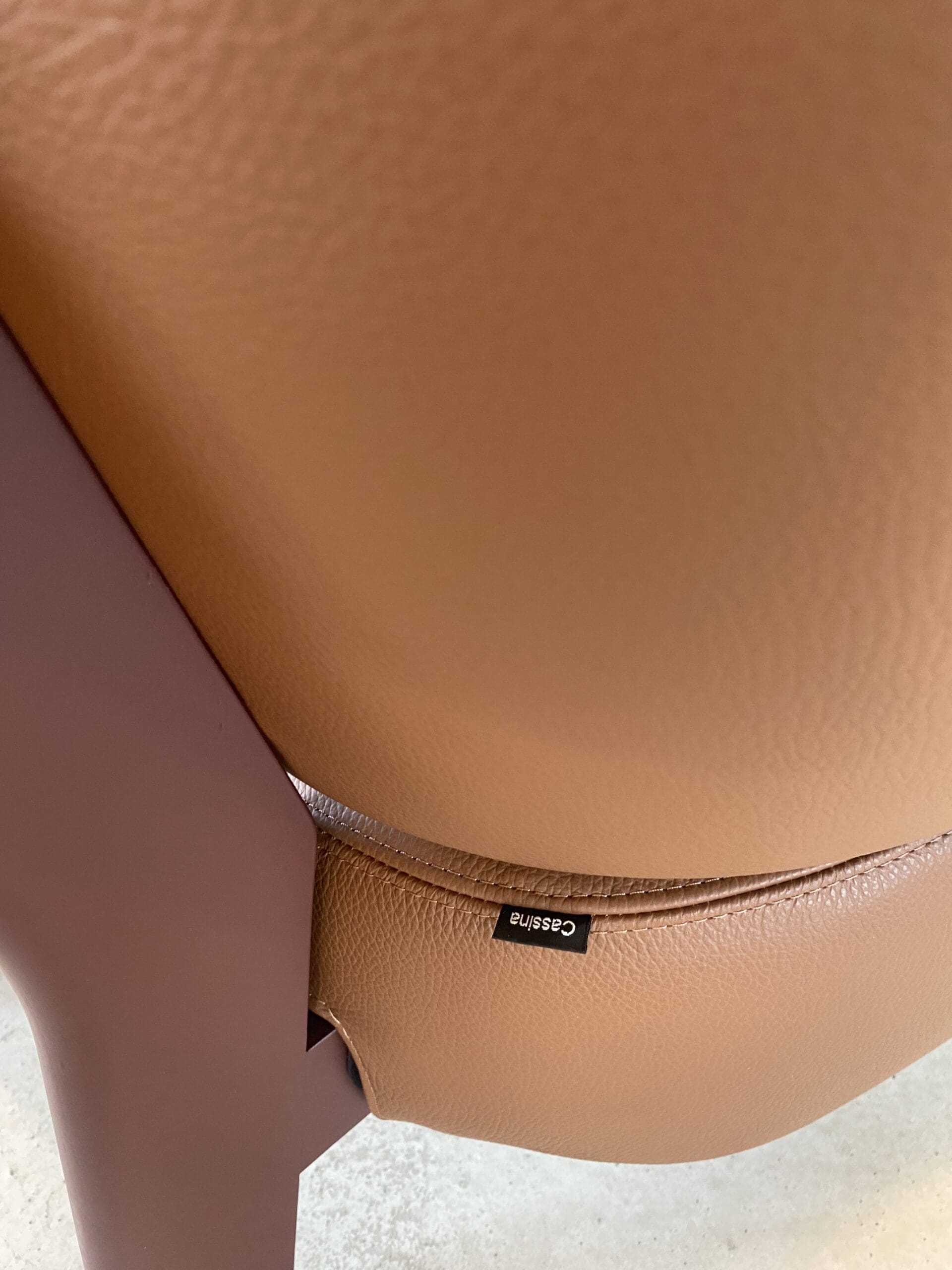 Fauteuil Patricia Urquiola « Back-Wing » en cuir naturel et noyer – Édition Cassina (neuf)