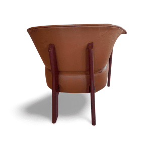Vue arrière du fauteuil design Patricia Urquiola Back-Wing avec structure en bois teinté bordeaux