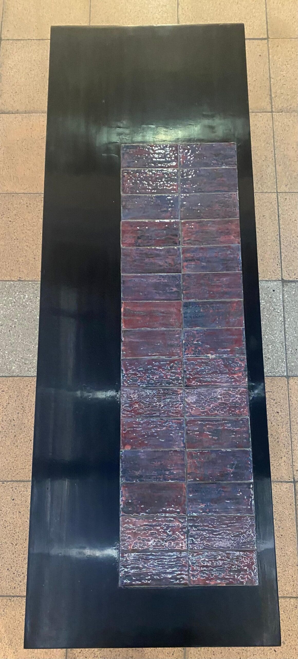 Table basse Joaquim Tenreiro en bois laqué et céramique émaillée, Brésil, années 1970