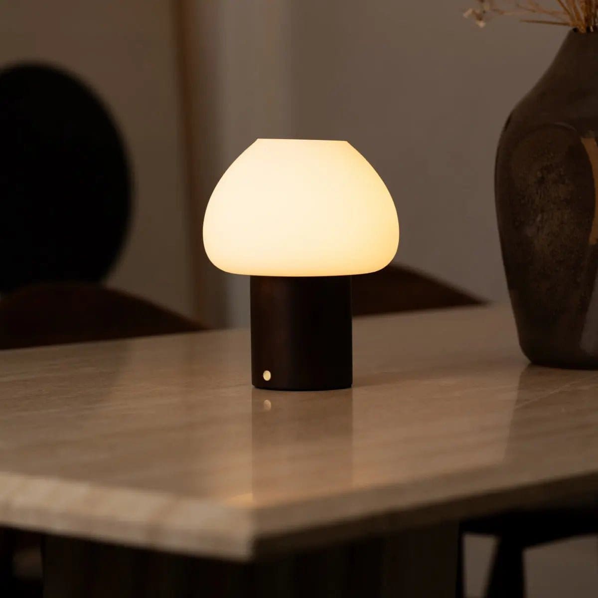 Fynn – Lampe rechargeable et dimmable en bois marron foncé et verre givré